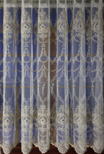 Záclona - biely podklad, hnedý, barokový vzor - zostatok 3m