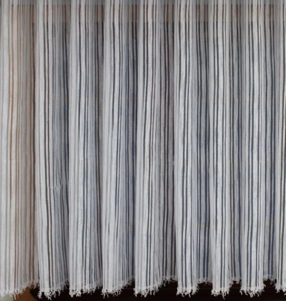 Biela záclona (hrubšie tkaná - akoby vrecovina) - viď zostatky v popise