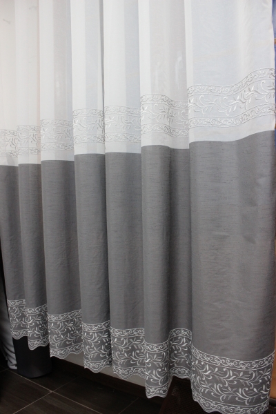 Luxusná záclona,biely podklad, sivý pás ,vyšívaný vzor - Roz. 5m,,3m,,