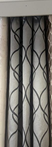 Záves, bledo sivá farba,biely vzor, metráž č.10