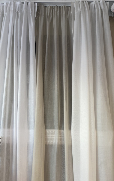 Moderná záclona, farba- biela, slonová kosť a bledo hnedá, metráž č.B28