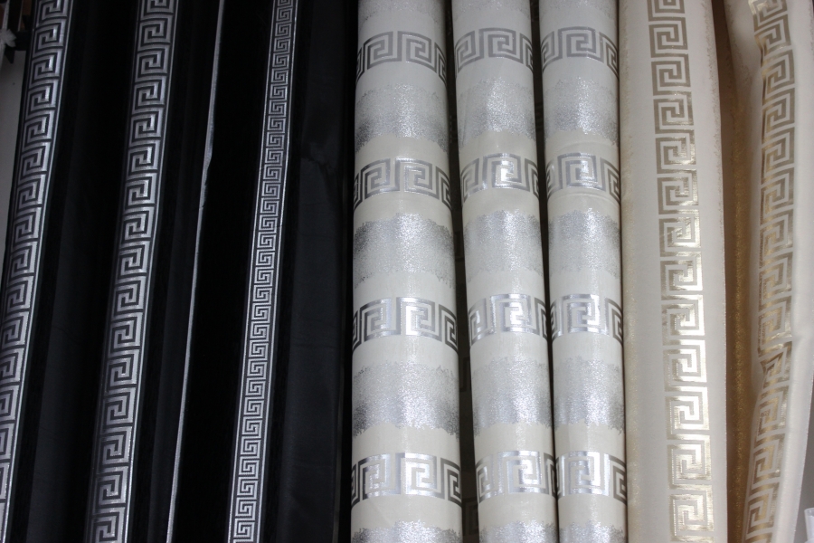 Záves - krémový podklad -strieborný vzor Versace
